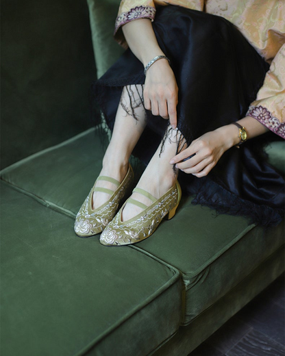 Xun Bu 迅步 Swift Steps 1910s & 1920s Qing Dynasty Embroidered Kitten Heels