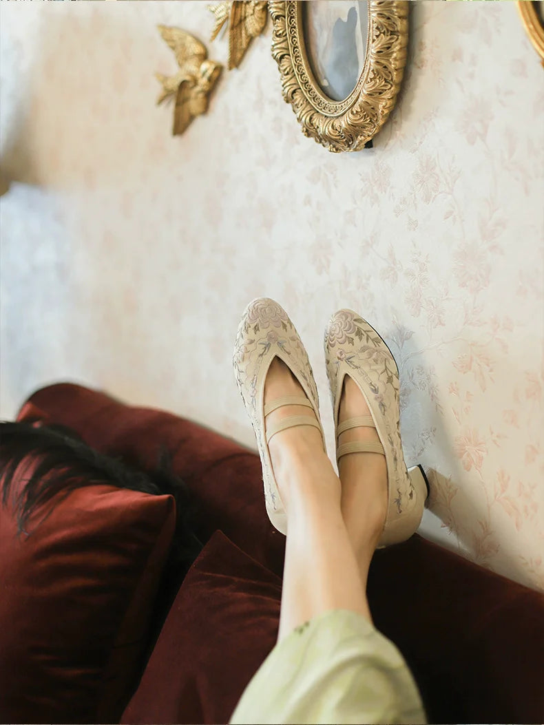 Xun Bu 迅步 Swift Steps 1910s & 1920s Qing Dynasty Embroidered Kitten Heels